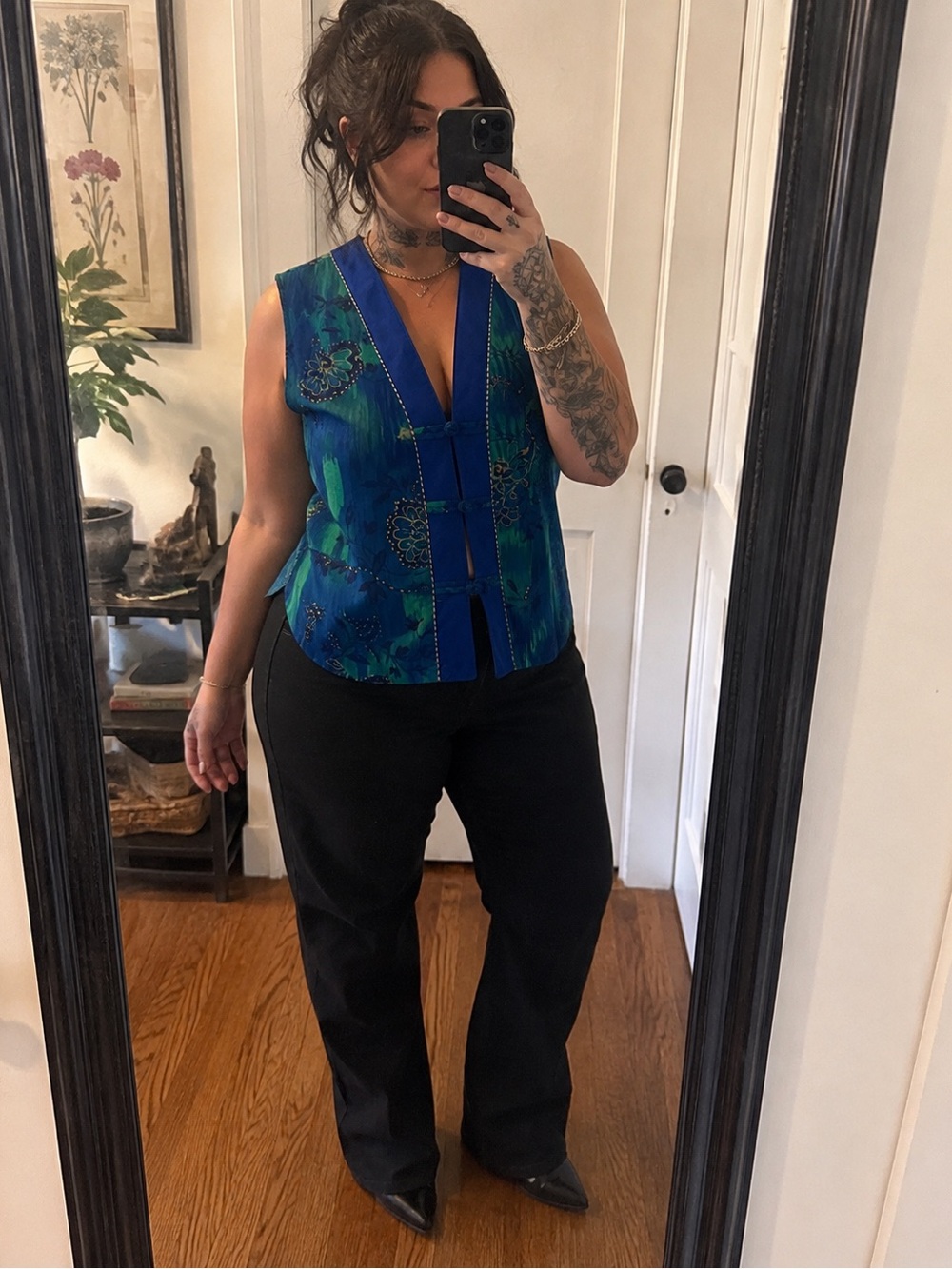 Sleeveless V-Neck Floral-Pattern Vest in Teal Blue-Green